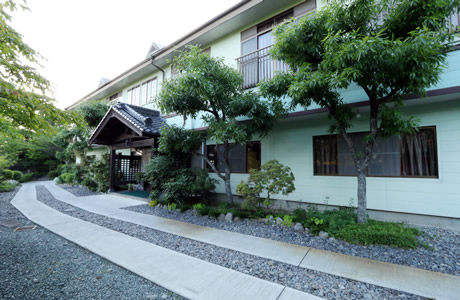 清涼荘の外観。皆様のお越しをお待ちしております。