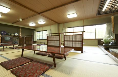 大広間兼お食事処。団欒の時をお楽しみ下さい。