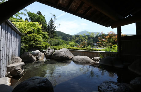 『瀧の湯』露天風呂で、開放的な気分に。