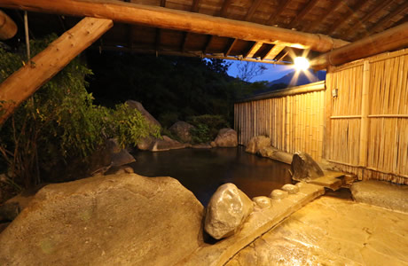 夕刻の錦の湯の情景。朝昼とはまた違った雰囲気です。